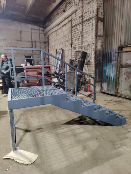 Лестница-крыльцо с площадкой 5 ступеней,c ступенями из ПВЛ,ограждение с одной стороны. Ширина 1 метр .Высота 75 см.