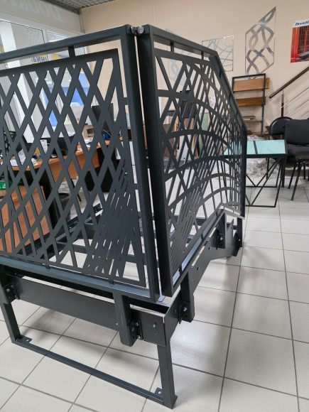 Лестница входная -каркас под ступени из ДПК или ППК ,перила "лазерная резка"с одной стороны и торца.Ширина 1 м. Высота 45 см. 3 ступени с площадкой. 