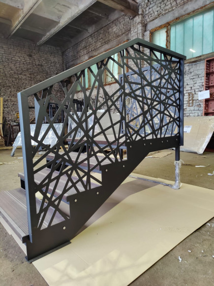 Ограждение для лестницы   4-х ступенчатой с площадкой  "лазерная резка". 