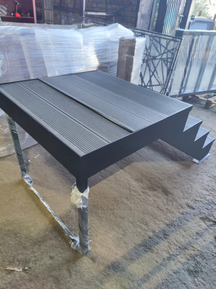 Лестница входная с ступенями ДПК ,без перил.Ширина 1,3 м. Высота 90 см. 6 ступеней с площадкой.