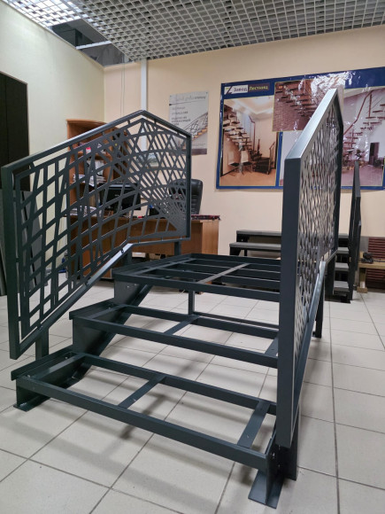 Лестница входная -каркас под ступени из ДПК или ППК ,перила "лазерная резка"с двух сторон.Ширина 1 м. Высота 45 см. 3 ступени с площадкой.   