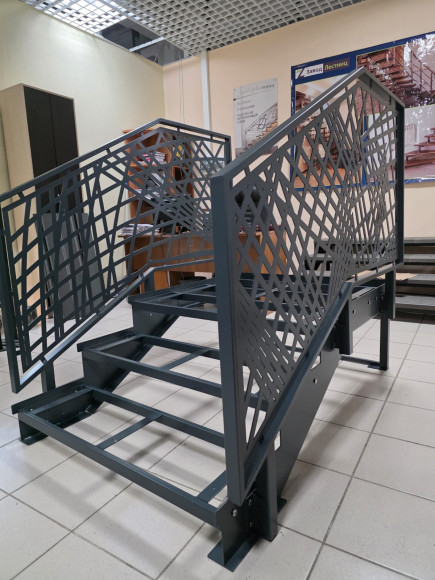 Лестница входная -каркас под ступени из ДПК или ППК ,перила "лазерная резка"с двух сторон.Ширина 1 м. Высота 45 см. 3 ступени с площадкой.   