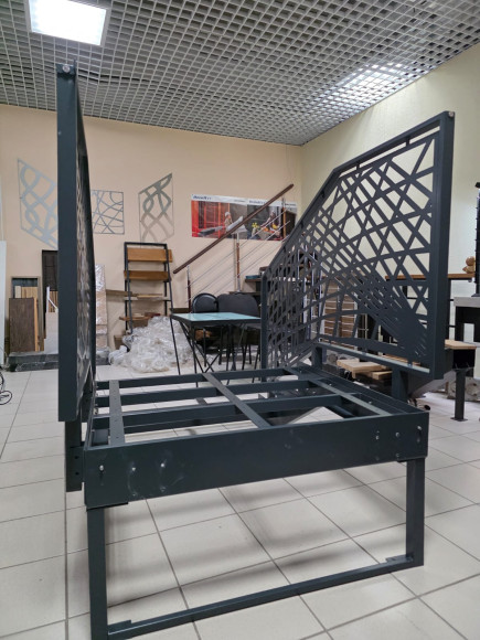 Лестница входная -каркас под ступени из ДПК или ППК ,перила "лазерная резка"с двух сторон.Ширина 1 м. Высота 45 см. 3 ступени с площадкой.   