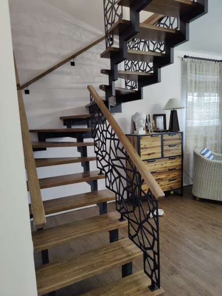 Ограждение для лестницы 17  ступеней  "лазерная резка" с дубовым поручнем.