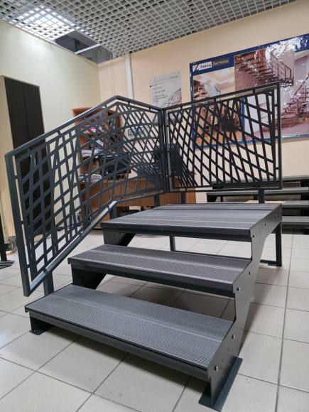 Лестница входная с ступенями из ДПК,перила "лазерная резка"с одной стороны и торца.Ширина 1 м. Высота 45 см. 3 ступени с площадкой.  1