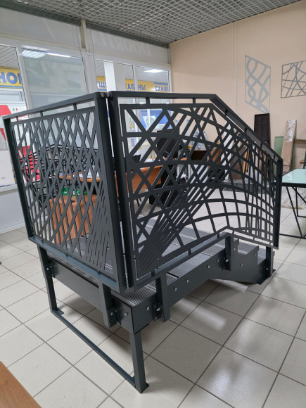 Лестница входная с ступенями из ДПК,перила "лазерная резка"с одной стороны и торца.Ширина 1 м. Высота 45 см. 3 ступени с площадкой.  1
