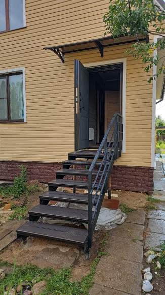 Лестница входная с ступенями ДПК , перила с одной стороны.Ширина 1 м. Высота 90 см. 6 ступеней с площадкой.