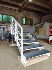 Лестница входная с ступенями ДПК , перила с одной стороны.Ширина 1 м. Высота 90 см. 6 ступеней с площадкой.