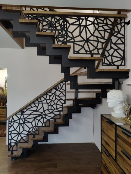 Ограждение для лестницы   12 ступеней и балюстрада  "лазерная резка" с дубовым поручнем.
