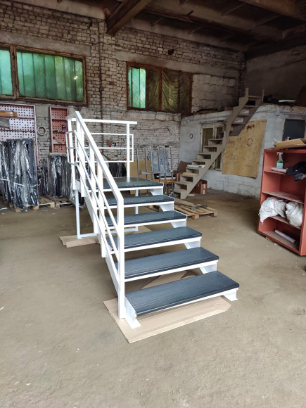 Лестница входная с ступенями ДПК , перила с одной стороны и торца.Ширина 1,3 м. Высота 90 см. 6 ступеней с площадкой.