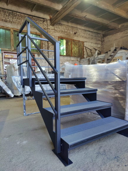 Лестница входная с ступенями ДПК ,перила с одной стороны и торца.Ширина 1,3 м. Высота 60 см. 4 ступени с площадкой. 