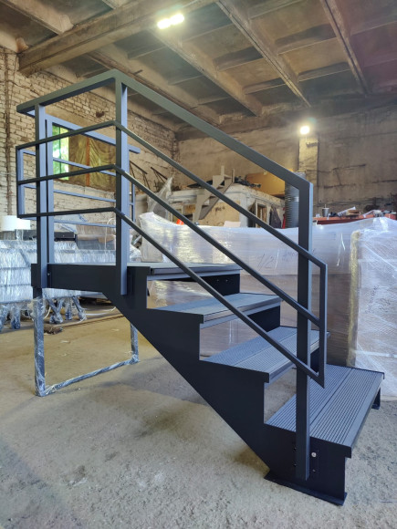 Лестница входная с ступенями ДПК ,перила с одной стороны и торца.Ширина 1,3 м. Высота 60 см. 4 ступени с площадкой. 