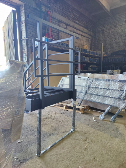 Лестница входная с ступенями ДПК ,перила с одной стороны и торца.Ширина 1,3 м. Высота 60 см. 4 ступени с площадкой. 