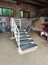 Лестница входная с ступенями ДПК , перила с одной стороны и торца .Ширина 2 м. Высота 90 см. 6 ступеней с площадкой.