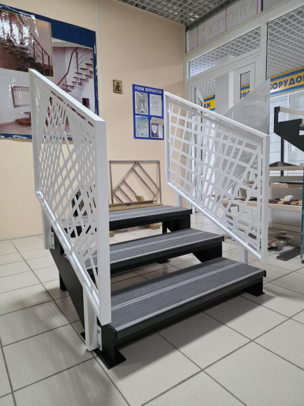 Лестница входная с ступенями из Древесно-полимерного композита ,перила "лазерная резка"с двух сторон.Ширина 1 м.
