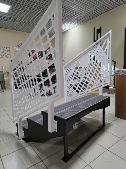 Лестница входная с ступенями из Древесно-полимерного композита ,перила "лазерная резка"с двух сторон.Ширина 1 м.