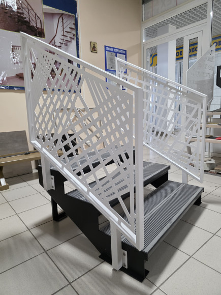 Лестница входная с ступенями из Древесно-полимерного композита ,перила "лазерная резка"с двух сторон.Ширина 1 м.
