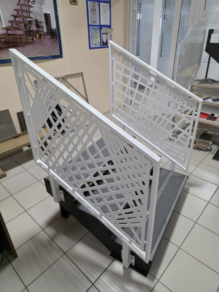 Лестница входная с ступенями из Древесно-полимерного композита ,перила "лазерная резка"с двух сторон.Ширина 1 м.