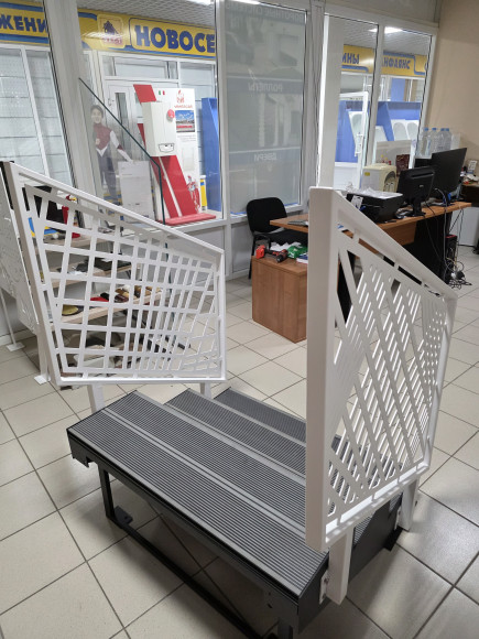 Лестница входная с ступенями из Древесно-полимерного композита ,перила "лазерная резка"с двух сторон.Ширина 1 м.