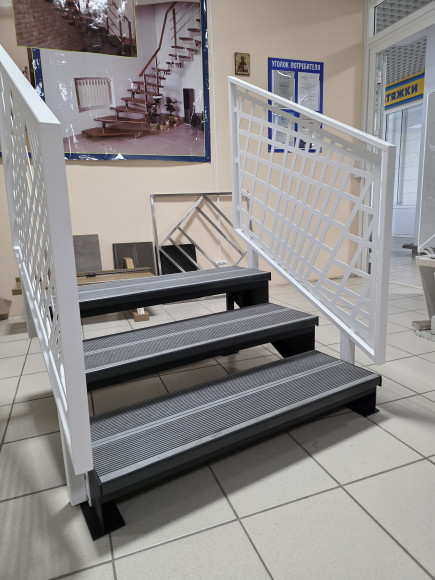 Лестница входная с ступенями из Древесно-полимерного композита ,перила "лазерная резка"с двух сторон.Ширина 1 м.