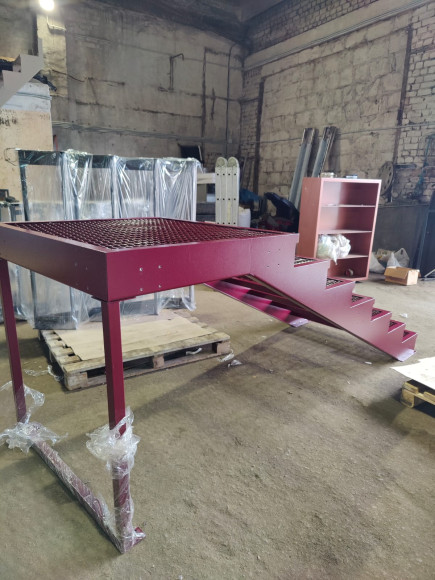 Лестница-крыльцо с площадкой 8 ступеней ,c ступенями из ПВЛ,без перил.Ширина 1,5 метра . Высота  1.2 м.