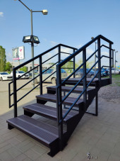 Лестница входная с ступенями ДПК , перила с двух сторон сторон.Ширина 1 м. Высота 90 см. 6 ступеней с площадкой.