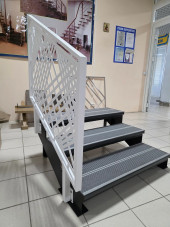 Лестница входная с ступенями из Древесно-полимерного композита ,перила "лазерная резка"с одной стороны.Ширина 1 м. 