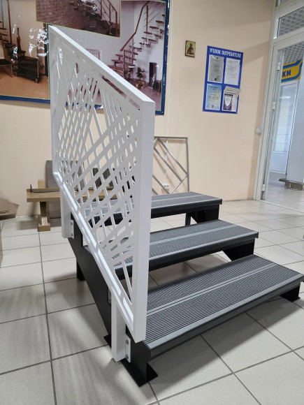 Лестница входная с ступенями из Древесно-полимерного композита ,перила "лазерная резка"с одной стороны.Ширина 1 м. 