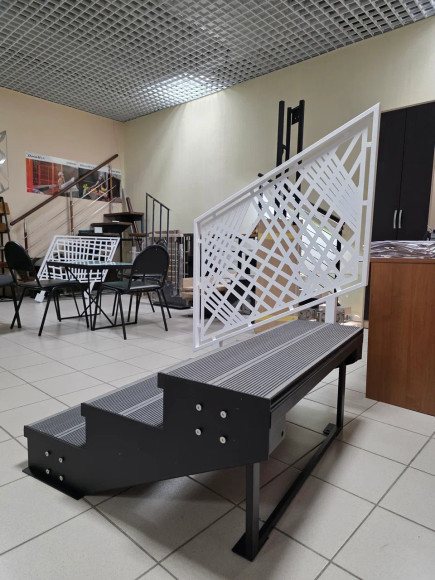 Лестница входная с ступенями из Древесно-полимерного композита ,перила "лазерная резка"с одной стороны.Ширина 1 м. 