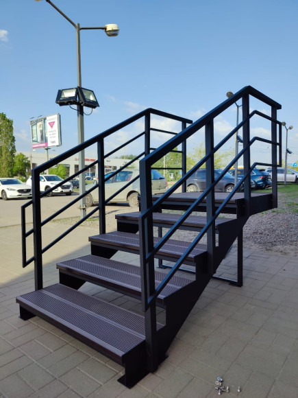 Лестница входная с ступенями ДПК , перила с двух сторон сторон.Ширина 1,3 м. Высота 90 см. 6 ступеней с площадкой.