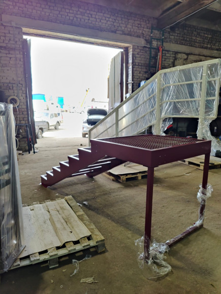 Лестница-крыльцо с площадкой 8 ступеней ,c ступенями из ПВЛ,ограждение с одной стороны .Ширина 1 метр.Высота  1.2 м.