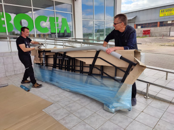 Лестница-крыльцо 8 ступеней с площадкой ,без ДПК,ограждение с одной стороны.Ширина 1,3 м высота .1,2 м.