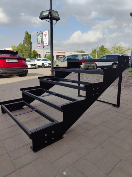 Лестница-крыльцо 5 ступеней, без ДПК,без ограждения.Ширина 1,3 м,высота 75 см.