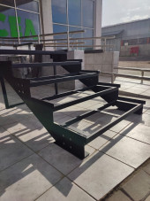 Лестница-крыльцо 5 ступеней, без ДПК,без ограждения.Ширина 1,3 м,высота 75 см.