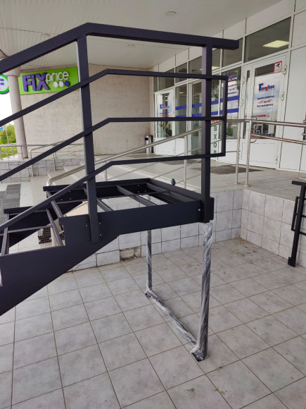 Лестница-крыльцо 8 ступеней с площадкой ,без ДПК,ограждение с одной стороны.Ширина 2 м высота  1,2 м.