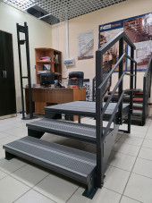 Лестница-крыльцо 3 ступени с площадкой,с ступенями ДПК,ограждение с одной стороны.Ширина 1 м.Высота 45 см.