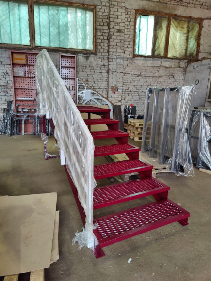 Лестница-крыльцо с площадкой 8 ступеней ,c ступенями из ПВЛ,ограждение с одной стороны .Ширина 2 метра .Высота  1.2 м. 