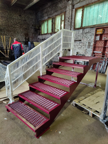 Лестница-крыльцо с площадкой 8 ступеней ,c ступенями из ПВЛ,ограждение с одной стороны .Ширина 2 метра .Высота  1.2 м. 