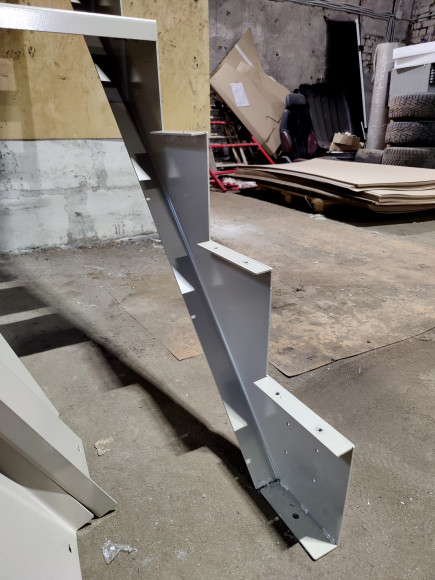 14 подъемов,10 ступеней прямых,3 забежных.Поворот на 90 градусов.Высота 2,8 м.Ширина 60 см.