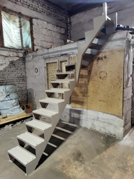 14 подъемов,10 ступеней прямых,3 забежных.Поворот на 90 градусов.Высота 2,8 м.Ширина 60 см.