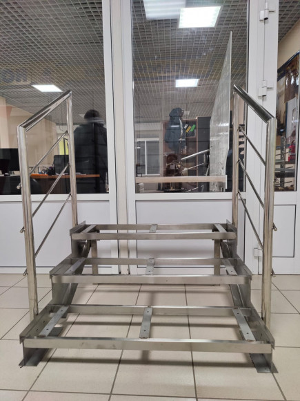 Лестница входная из нержавеющей стали AISI 304, 3 ступени,без ДПК, ограждение с двух сторон. Лестница входная из нержавеющей стали AISI 304, 3 ступени,без ДПК, ограждение с двух сторон.
