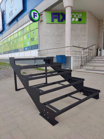 Лестница-крыльцо 5 ступеней, без ДПК,без ограждения.Ширина 2 м,высота 75 см.