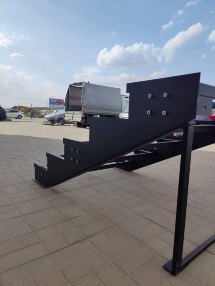 Лестница-крыльцо 5 ступеней, без ДПК,без ограждения.Ширина 2 м,высота 75 см.