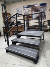 Лестница входная с ступенями ДПК , перила с одной стороны и торца .Ширина 1 м. Высота 45 см. 3 ступени с площадкой.