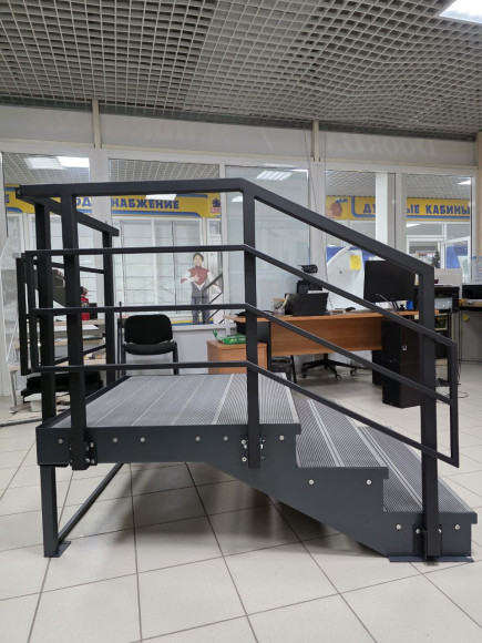 Лестница входная с ступенями ДПК , перила с одной стороны и торца .Ширина 1 м. Высота 45 см. 3 ступени с площадкой.