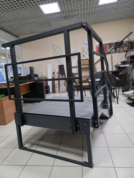 Лестница входная с ступенями ДПК , перила с одной стороны и торца .Ширина 1 м. Высота 45 см. 3 ступени с площадкой.