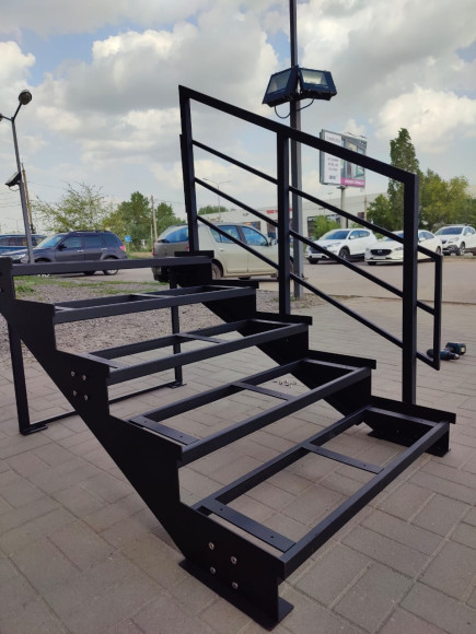 Лестница-крыльцо 5 ступеней,без ДПК,ограждение с одной стороны.Ширина 1,5 м.Высота 75 см.