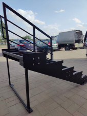 Лестница-крыльцо 5 ступеней,без ДПК,ограждение с одной стороны.Ширина 1,5 м.Высота 75 см.