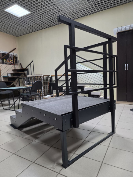 Лестница входная с ступенями ДПК , перила с одной стороны и торца .Ширина 1,3 м. Высота 45 см. 3 ступени с площадкой. 