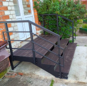 Лестница входная с ступенями из ДПК ,перила "стандарт"с двух сторон.Ширина 1,5 м. Высота 45 см. 3 ступени с площадкой. 